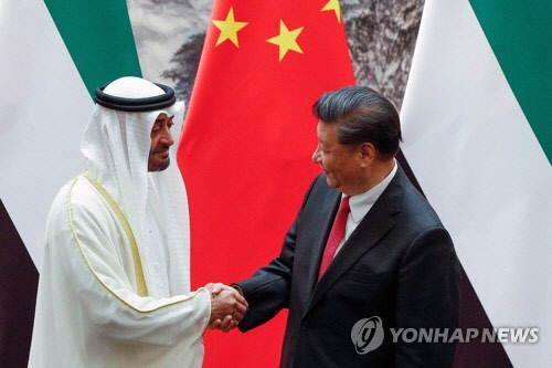 UAE 왕세자와 악수하는 시진핑(오른쪽) 중국 국가 주석.           [EPA=연합뉴스]